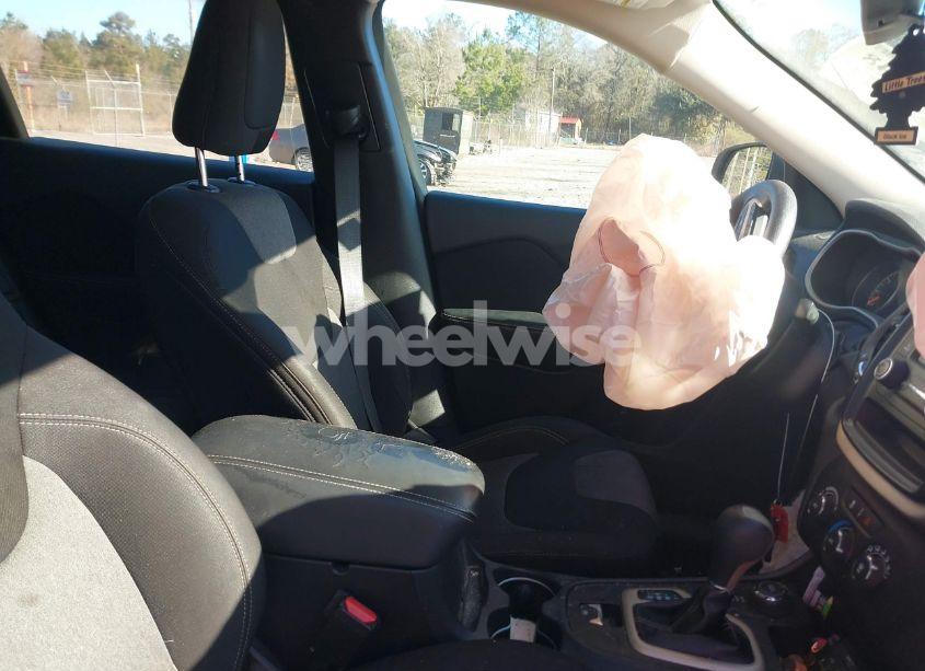 Photo 5 of 2015 Jeep Cherokee SPORT (VIN 1C4PJMAB5FW534829)