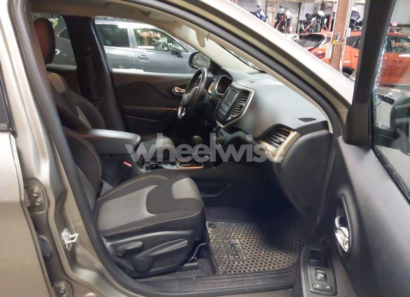 Photo 5 of 2016 Jeep Cherokee SPORT (VIN 1C4PJMAB5GW246889)