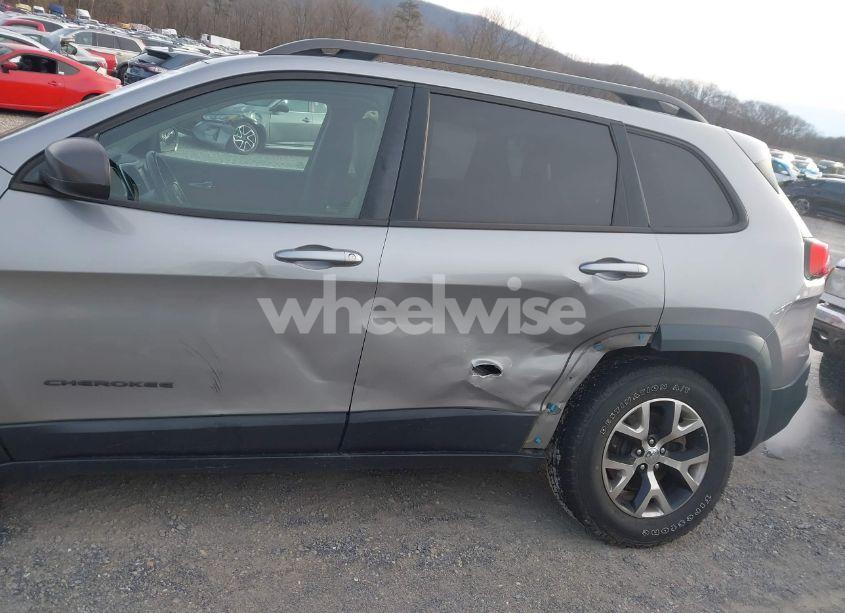 Photo 17 of 2015 Jeep Cherokee TRAILHAWK (VIN 1C4PJMBB1FW570984)