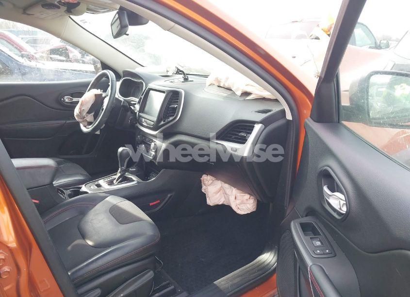 Photo 5 of 2015 Jeep Cherokee TRAILHAWK (VIN 1C4PJMBB3FW642266)