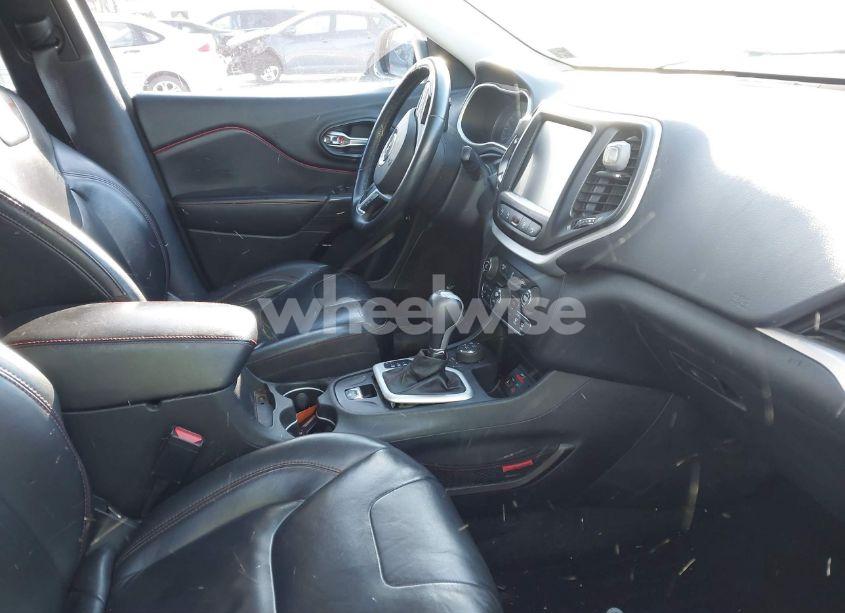 Photo 5 of 2015 Jeep Cherokee (VIN 1C4PJMBB9FW624791)