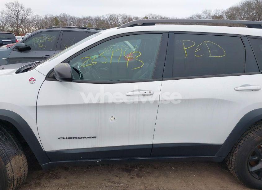 Photo 13 of 2015 Jeep Cherokee TRAILHAWK (VIN 1C4PJMBS0FW682496)