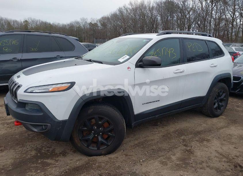 Photo 2 of 2015 Jeep Cherokee TRAILHAWK (VIN 1C4PJMBS0FW682496)