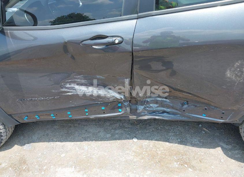 Photo 6 of 2016 Jeep Cherokee TRAILHAWK (VIN 1C4PJMBS0GW267521)