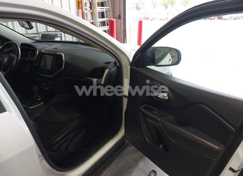 Photo 5 of 2016 Jeep Cherokee TRAILHAWK (VIN 1C4PJMBS0GW316863)