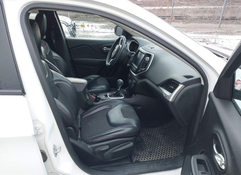 Photo 5 of 2017 Jeep Cherokee TRAILHAWK 4X4 (VIN 1C4PJMBS0HW557162)