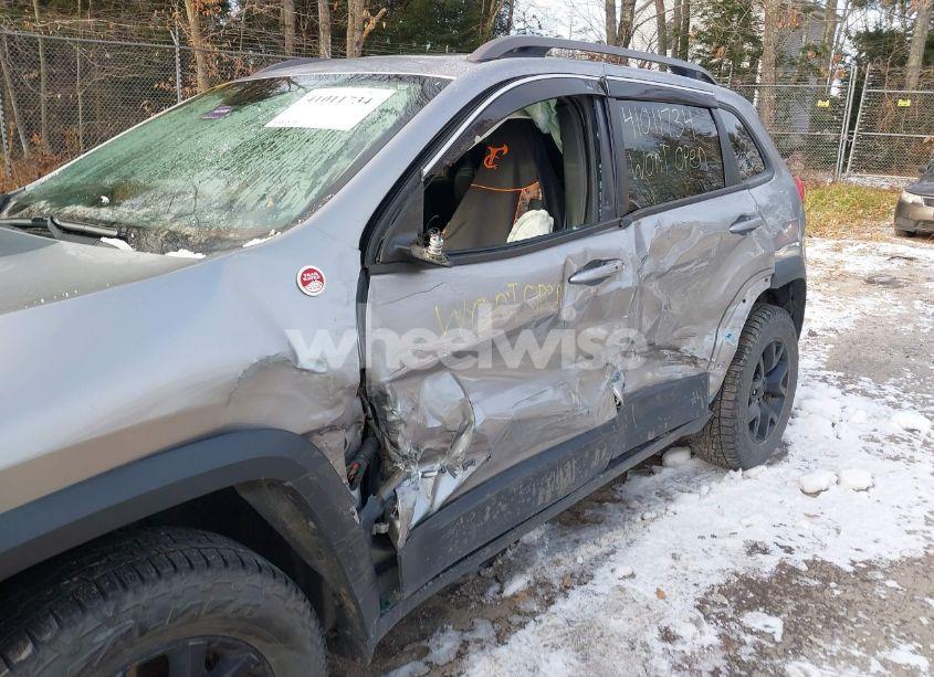 Photo 6 of 2016 Jeep Cherokee TRAILHAWK (VIN 1C4PJMBS1GW353095)