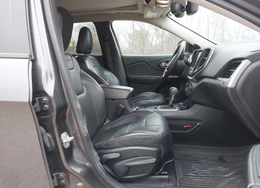 Photo 5 of 2015 Jeep Cherokee TRAILHAWK (VIN 1C4PJMBS5FW502302)