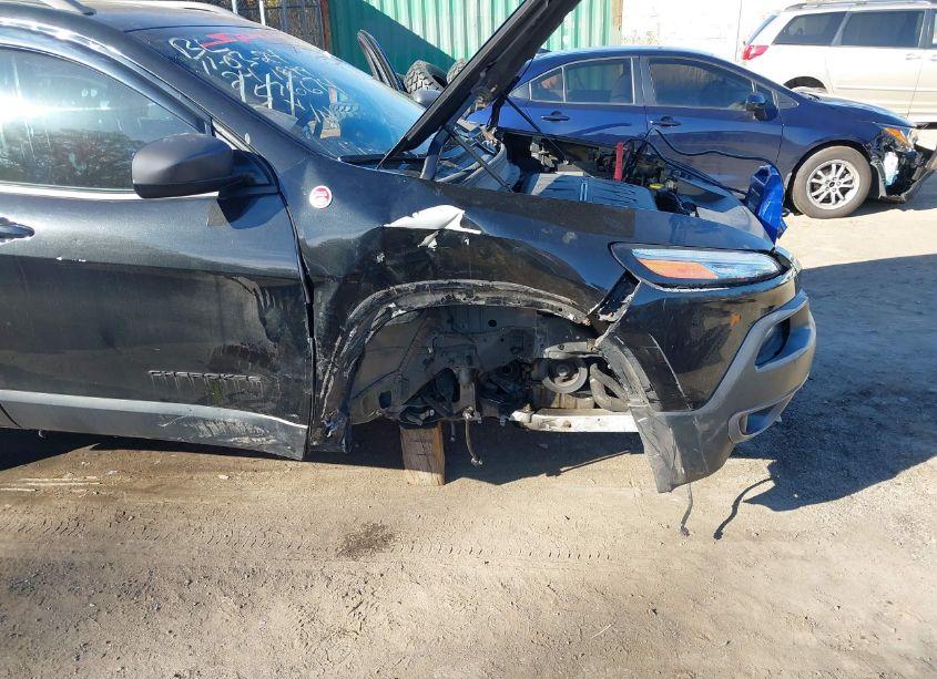 Photo 6 of 2015 Jeep Cherokee TRAILHAWK (VIN 1C4PJMBS5FW576674)