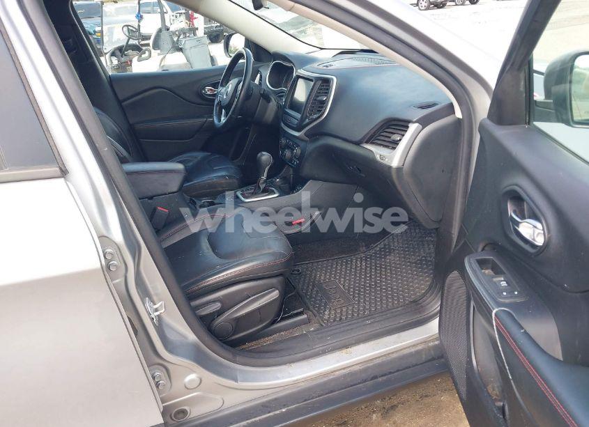 Photo 5 of 2015 Jeep Cherokee TRAILHAWK (VIN 1C4PJMBS5FW615313)