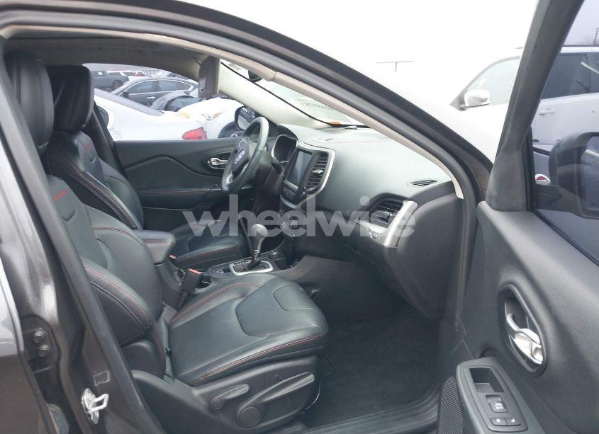 Photo 5 of 2015 Jeep Cherokee TRAILHAWK (VIN 1C4PJMBS5FW778902)