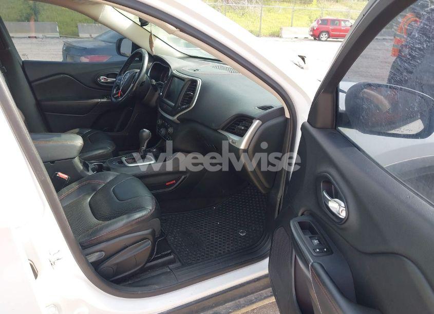 Photo 5 of 2015 Jeep Cherokee TRAILHAWK (VIN 1C4PJMBS6FW687718)