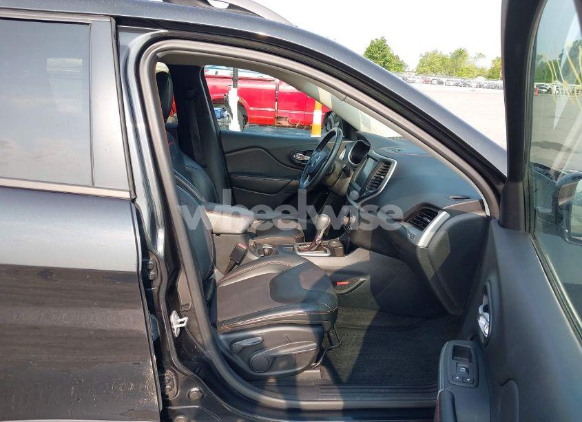 Photo 5 of 2015 Jeep Cherokee TRAILHAWK (VIN 1C4PJMBS6FW786622)