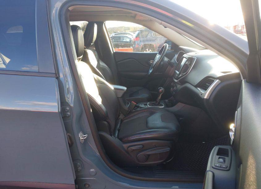 Photo 5 of 2015 Jeep Cherokee TRAILHAWK (VIN 1C4PJMBS8FW647057)