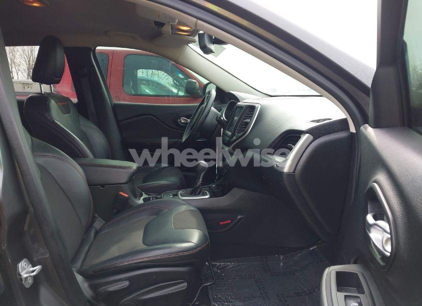 Photo 5 of 2015 Jeep Cherokee TRAILHAWK (VIN 1C4PJMBS8FW717916)