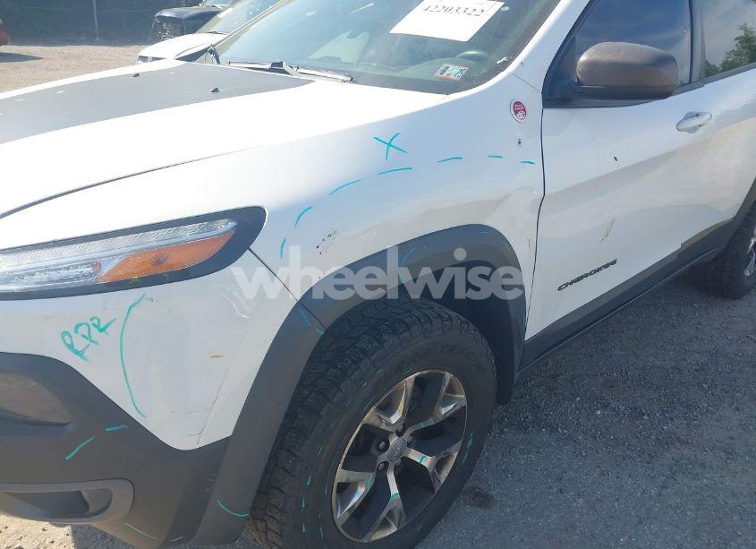 Photo 6 of 2015 Jeep Cherokee (VIN 1C4PJMBS8FW786850)