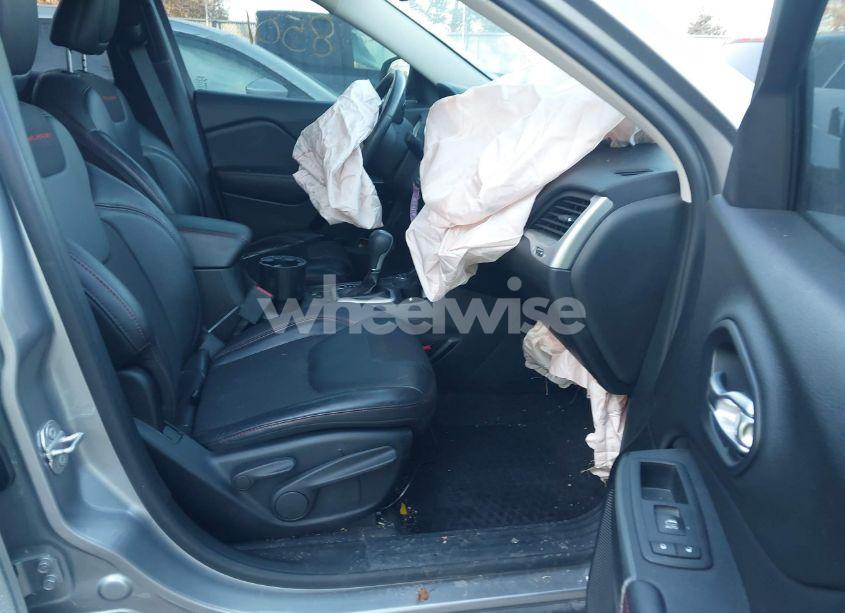 Photo 5 of 2017 Jeep Cherokee TRAILHAWK 4X4 (VIN 1C4PJMBS8HW564408)