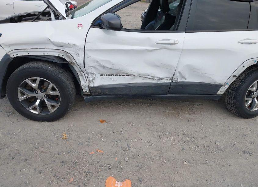 Photo 6 of 2016 Jeep Cherokee TRAILHAWK (VIN 1C4PJMBS9GW289405)