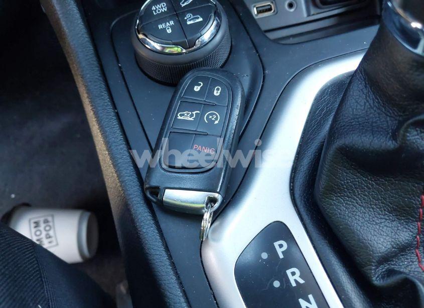 Photo 11 of 2015 Jeep Cherokee TRAILHAWK (VIN 1C4PJMBSXFW633080)