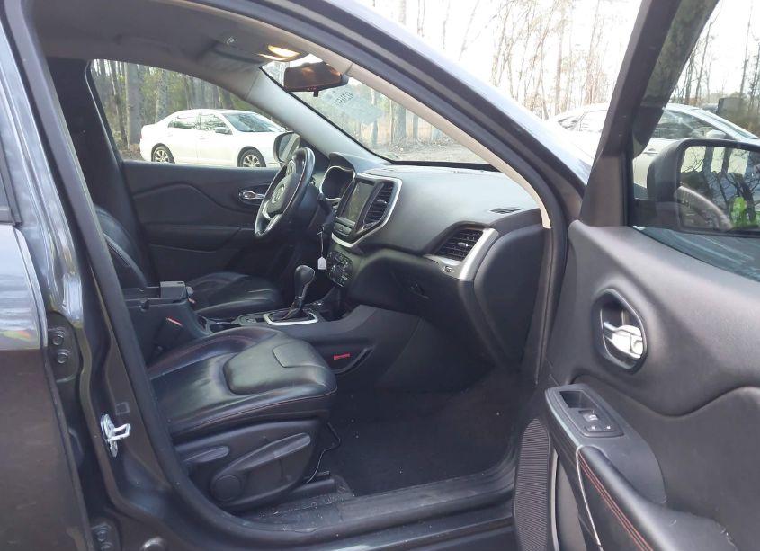 Photo 5 of 2016 Jeep Cherokee TRAILHAWK (VIN 1C4PJMBSXGW225910)