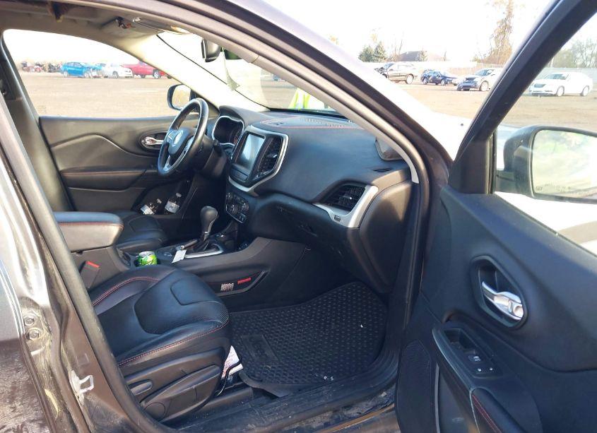 Photo 5 of 2016 Jeep Cherokee TRAILHAWK (VIN 1C4PJMBSXGW305952)