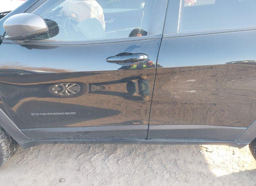 Photo 14 of 2018 Jeep Cherokee TRAILHAWK 4X4 (VIN 1C4PJMBX0JD598470)