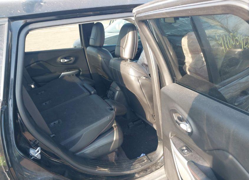 Photo 8 of 2018 Jeep Cherokee TRAILHAWK 4X4 (VIN 1C4PJMBX0JD598470)