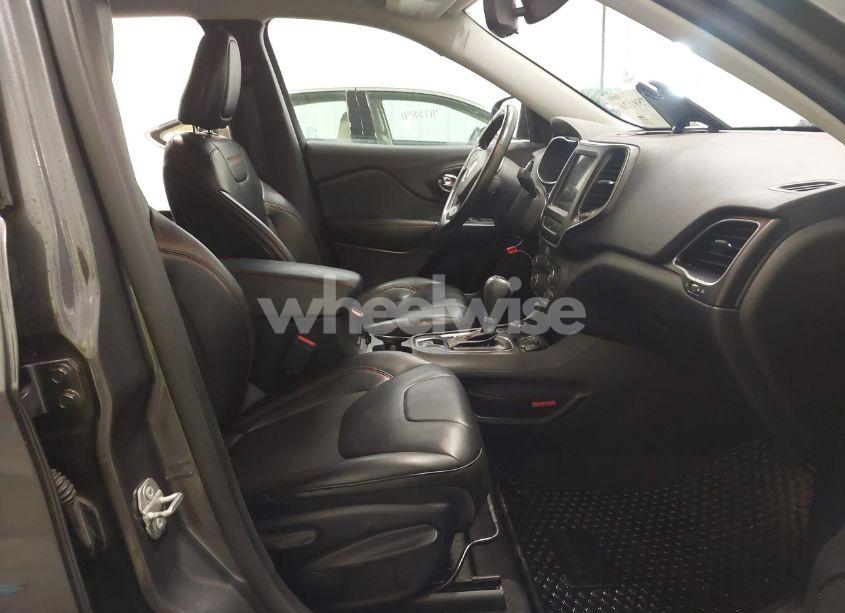 Photo 5 of 2020 Jeep Cherokee TRAILHAWK 4X4 (VIN 1C4PJMBX5LD527462)