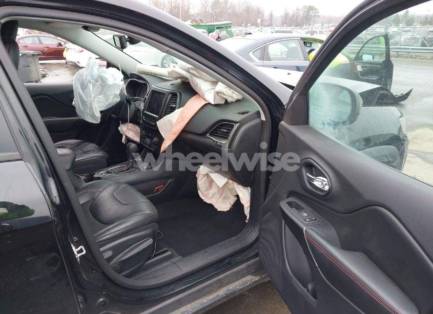 Photo 5 of 2019 Jeep Cherokee TRAILHAWK 4X4 (VIN 1C4PJMBX6KD459476)