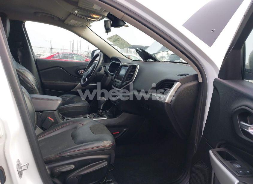 Photo 5 of 2018 Jeep Cherokee TRAILHAWK 4X4 (VIN 1C4PJMBX8JD525945)