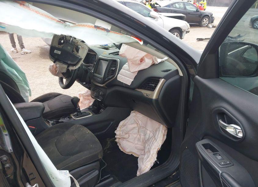 Photo 5 of 2016 Jeep Cherokee LATITUDE (VIN 1C4PJMCB0GW154313)