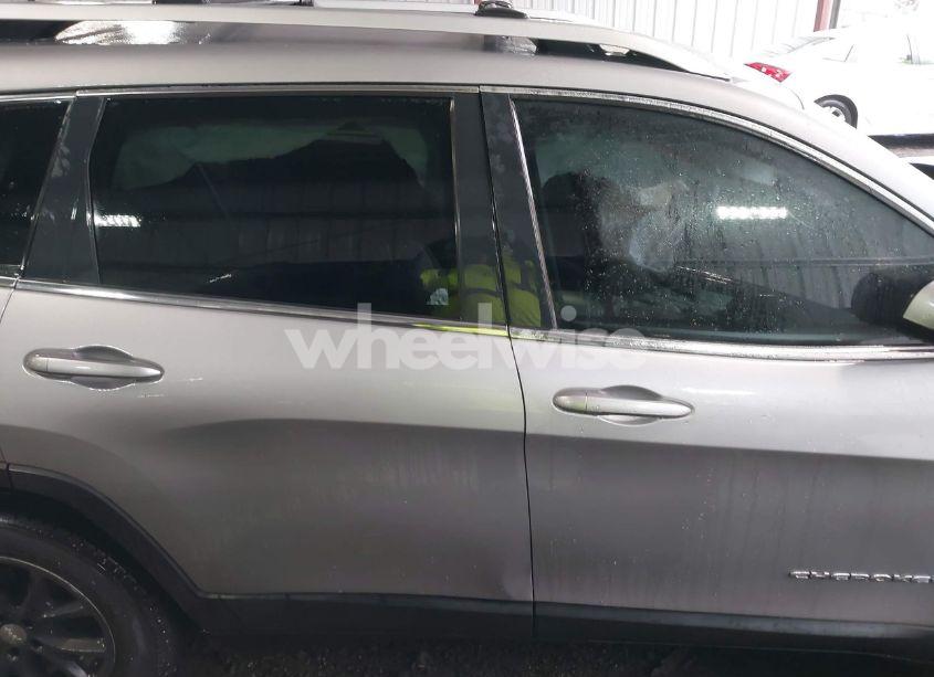 Photo 13 of 2018 Jeep Cherokee LATITUDE 4X4 (VIN 1C4PJMCB0JD592493)