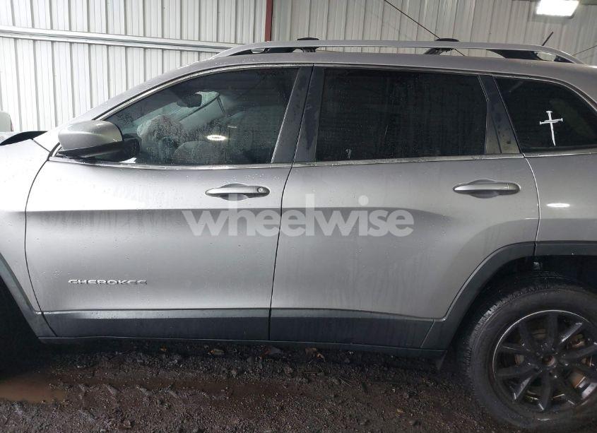 Photo 14 of 2018 Jeep Cherokee LATITUDE 4X4 (VIN 1C4PJMCB0JD592493)