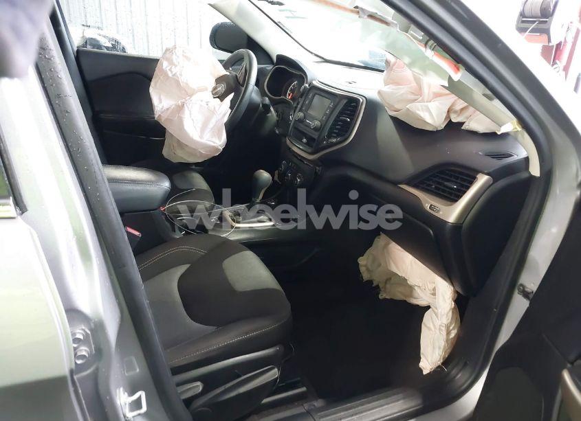 Photo 5 of 2018 Jeep Cherokee LATITUDE 4X4 (VIN 1C4PJMCB0JD592493)