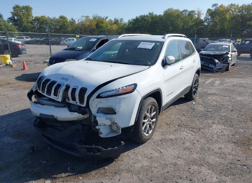 Photo 2 of 2018 Jeep Cherokee LATITUDE 4X4 (VIN 1C4PJMCB0JD614797)