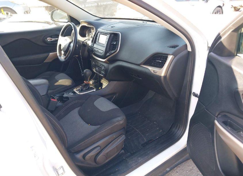 Photo 5 of 2018 Jeep Cherokee LATITUDE 4X4 (VIN 1C4PJMCB0JD614797)