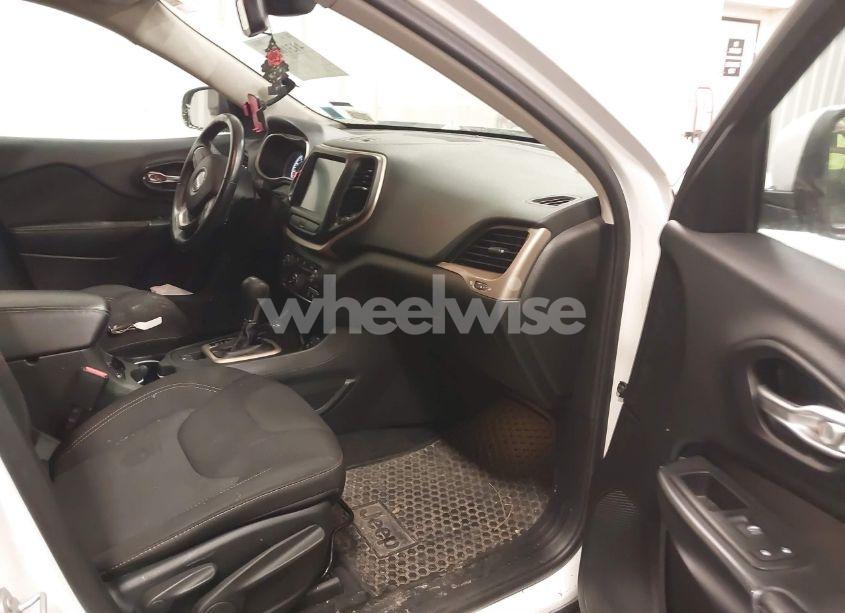 Photo 5 of 2016 Jeep Cherokee (VIN 1C4PJMCB1GW119621)