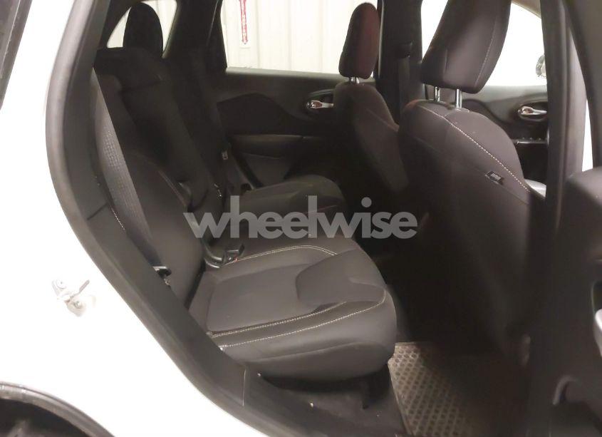 Photo 8 of 2016 Jeep Cherokee (VIN 1C4PJMCB1GW119621)