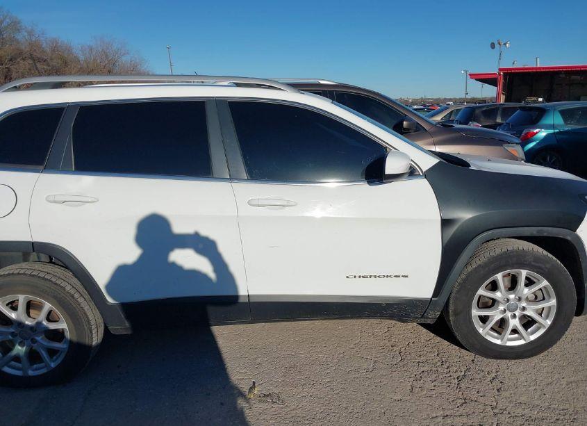 Photo 13 of 2016 Jeep Cherokee LATITUDE (VIN 1C4PJMCB1GW259894)