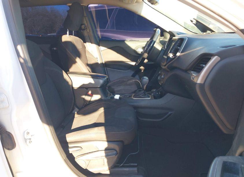 Photo 5 of 2016 Jeep Cherokee LATITUDE (VIN 1C4PJMCB1GW259894)