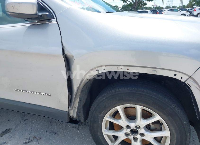 Photo 6 of 2016 Jeep Cherokee LATITUDE (VIN 1C4PJMCB1GW359896)