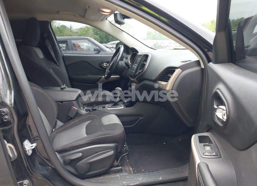 Photo 5 of 2018 Jeep Cherokee LATITUDE 4X4 (VIN 1C4PJMCB1JD509699)