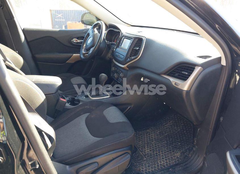 Photo 5 of 2018 Jeep Cherokee LATITUDE 4X4 (VIN 1C4PJMCB1JD589473)