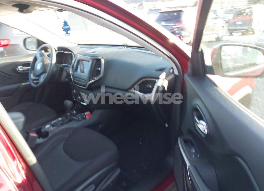 Photo 5 of 2019 Jeep Cherokee LATITUDE 4X4 (VIN 1C4PJMCB1KD330788)