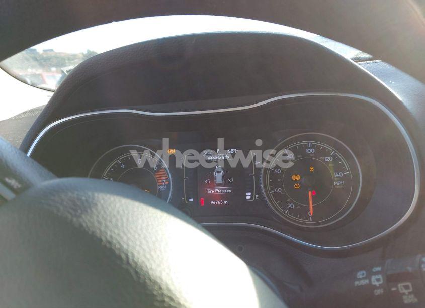 Photo 7 of 2019 Jeep Cherokee LATITUDE 4X4 (VIN 1C4PJMCB1KD330788)