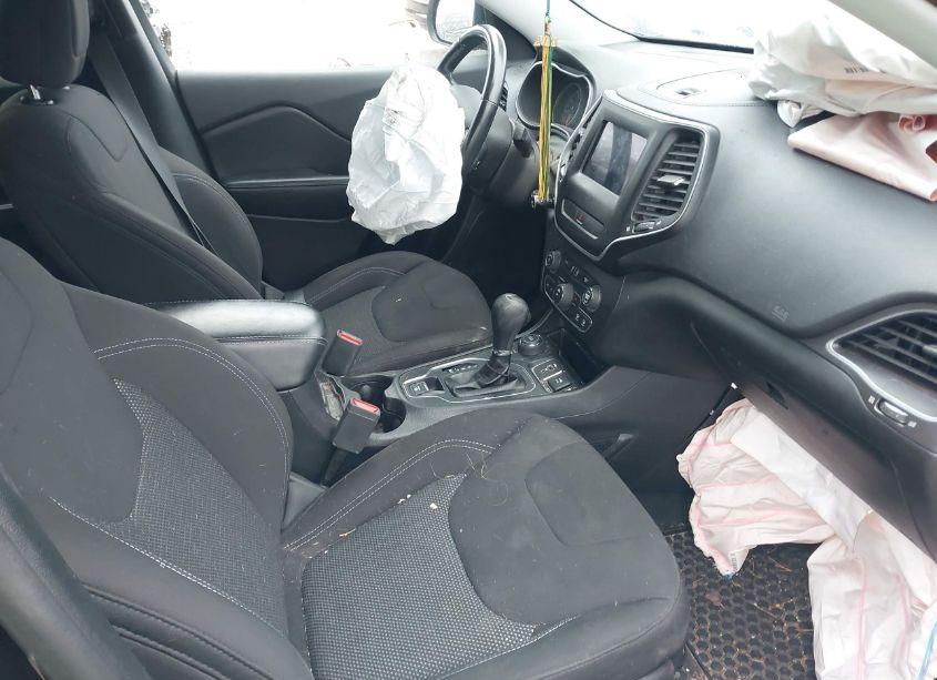 Photo 5 of 2019 Jeep Cherokee LATITUDE 4X4 (VIN 1C4PJMCB1KD489908)