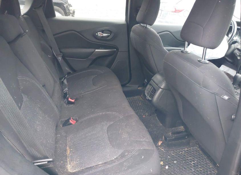 Photo 8 of 2019 Jeep Cherokee LATITUDE 4X4 (VIN 1C4PJMCB1KD489908)