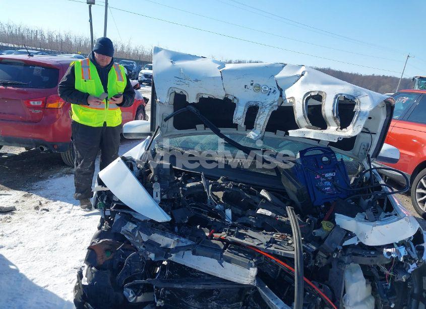 Photo 6 of 2015 Jeep Cherokee LATITUDE (VIN 1C4PJMCB2FW715190)