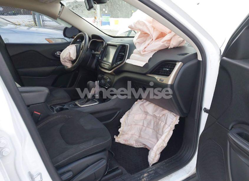 Photo 5 of 2016 Jeep Cherokee LATITUDE (VIN 1C4PJMCB2GW145998)