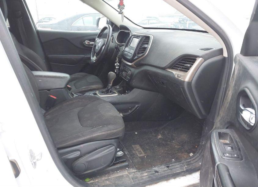 Photo 5 of 2016 Jeep Cherokee LATITUDE (VIN 1C4PJMCB2GW196949)